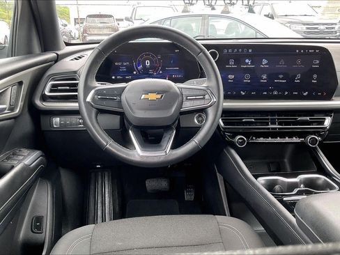 Used 2024 Chevrolet Traverse LT AWD/4WD image 5