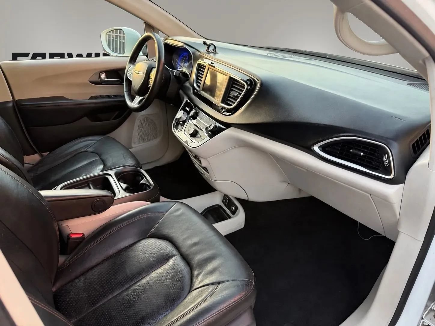 Used 2020 Chrysler Pacifica Touring-L FWD image 26
