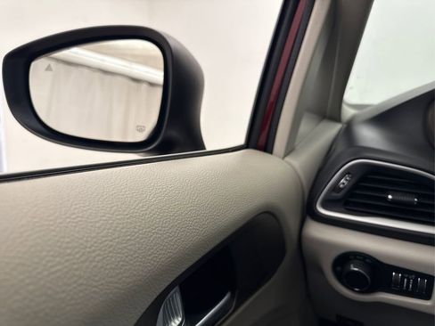 Used 2018 Chrysler Pacifica LX FWD image 27