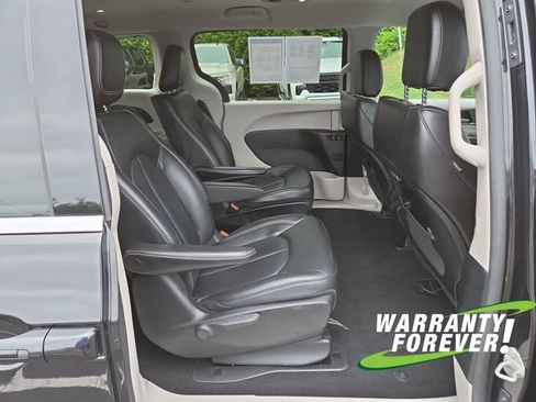 Used 2023 Chrysler Pacifica Touring-L FWD image 16