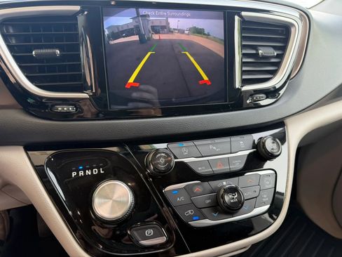 Used 2018 Chrysler Pacifica Touring-L w/ Premium Audio Group FWD image 18