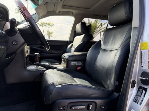 Used 2013 Lexus LX 570 4WD w/ Luxury Pkg image 9