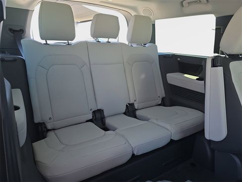 New 2025 Land Rover Defender 130 X-Dynamic SE image 12