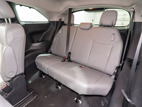 Used 2026 Toyota Sienna XLE FWD image 32