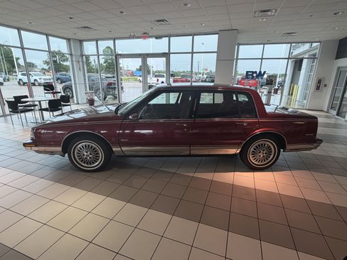 Used 1989 Oldsmobile Ninety-Eight Regency Brougham FWD image 3