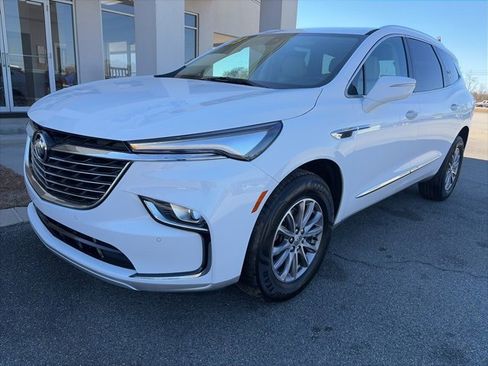 Used 2023 Buick Enclave Essence image 2