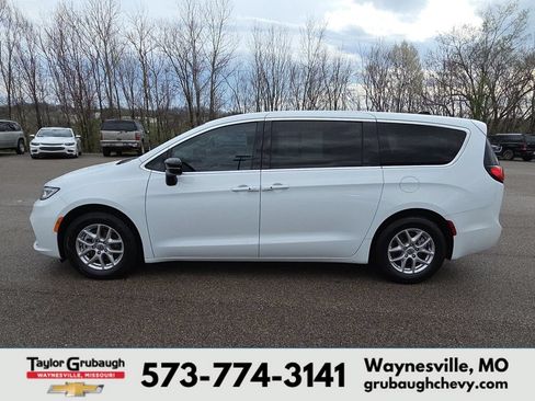 Used 2024 Chrysler Pacifica Touring-L FWD image 5