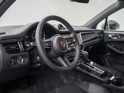 Certified 2025 Porsche Macan image 4