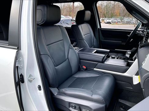 Used 2025 Toyota Sequoia Platinum image 8