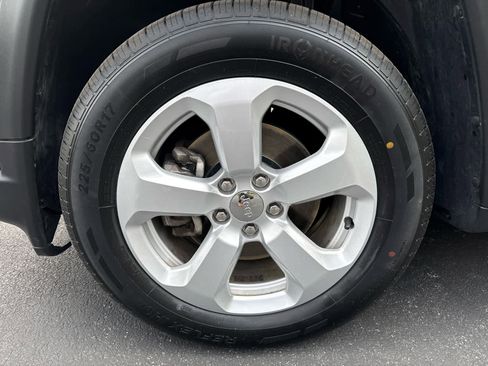 Used 2020 Jeep Compass Latitude w/ Cold Weather Group FWD image 9