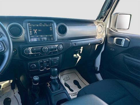 Used 2021 Jeep Gladiator Willys image 22