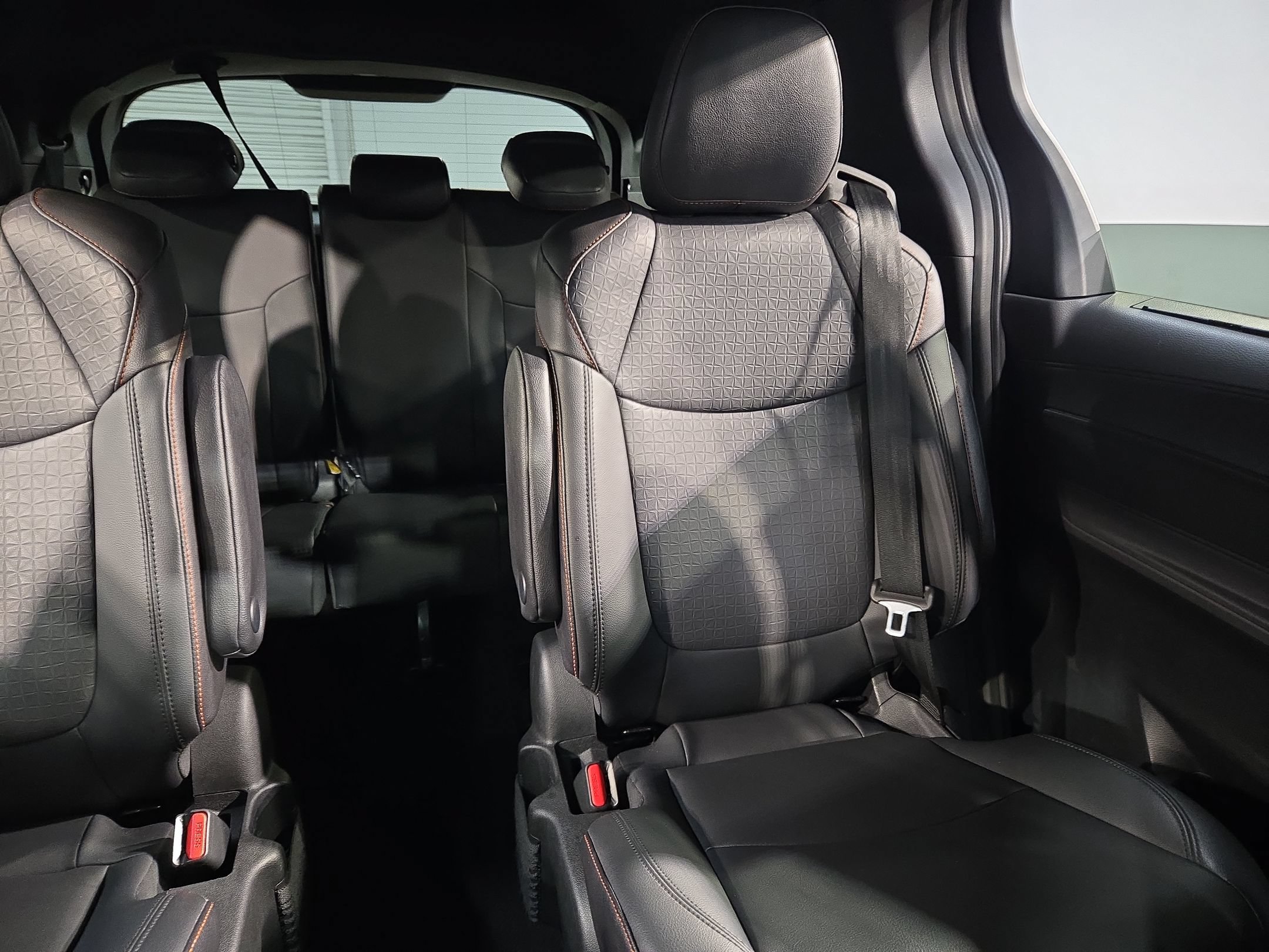 Used 2021 Toyota Sienna XSE FWD image 14