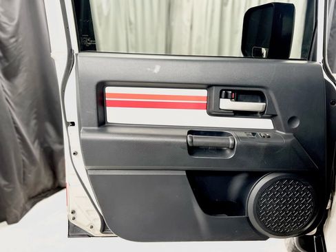 Used 2014 Toyota FJ Cruiser 4WD image 33