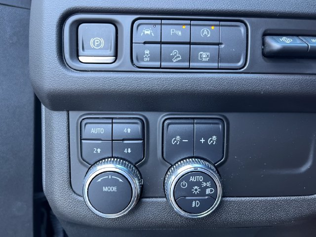 Used 2023 GMC Yukon AT4 w/ Technology Package AWD/4WD image 21