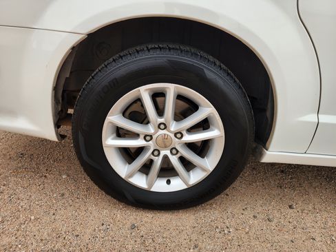 Used 2019 Dodge Grand Caravan SXT FWD image 11