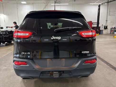 Used 2017 Jeep Cherokee Latitude w/ Safety/Convenience Group AWD/4WD image 3
