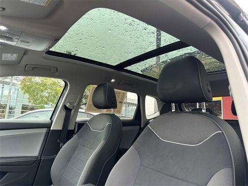 Certified 2024 Volkswagen Taos SE w/ Panoramic Sunroof Package image 15