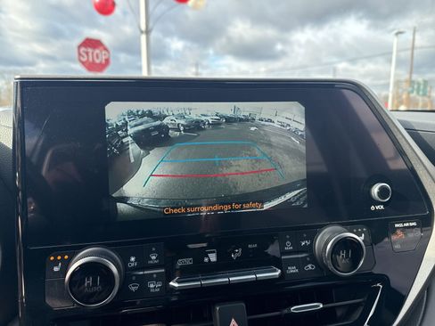 Used 2023 Toyota Highlander XLE image 24