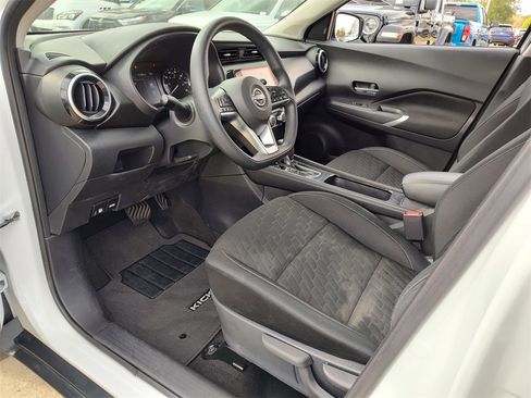 Used 2023 Nissan Kicks SV image 2