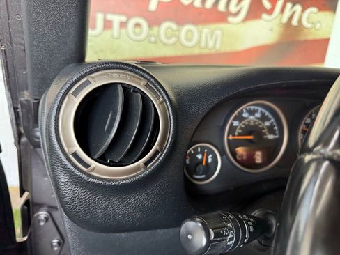 Used 2016 Jeep Wrangler Unlimited Sahara image 43