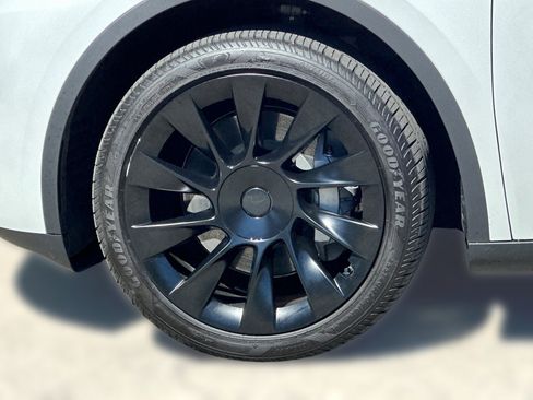 Used 2025 Tesla Model Y Long Range RWD image 12