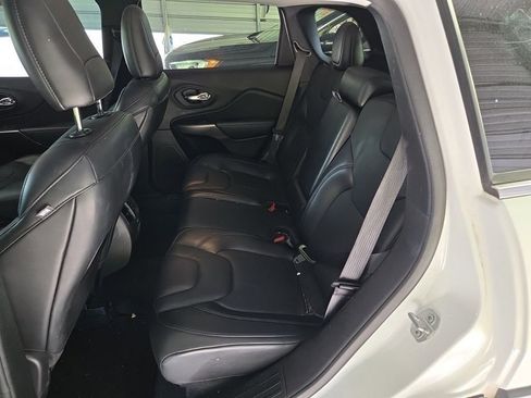 Used 2021 Jeep Cherokee Latitude Lux w/ Comfort/Convenience Group FWD image 4