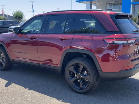 Used 2023 Jeep Grand Cherokee Altitude AWD/4WD image 5
