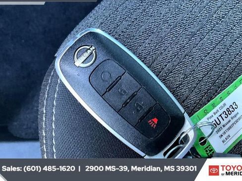 Used 2023 Nissan Rogue SV image 9