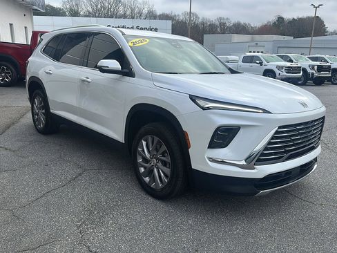 Used 2025 Buick Enclave Preferred w/ Power Package image 4