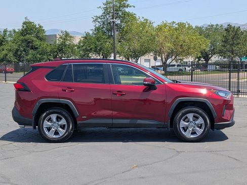 Used 2022 Toyota RAV4 LE AWD/4WD image 2