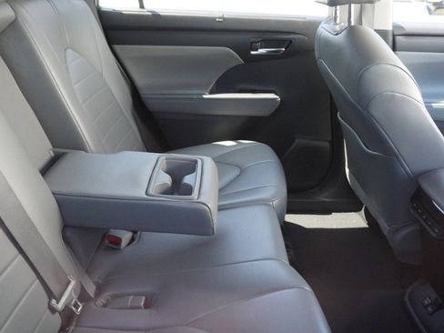 Used 2022 Toyota Highlander XLE FWD image 11