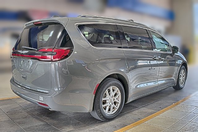 Used 2021 Chrysler Pacifica Touring-L FWD image 3