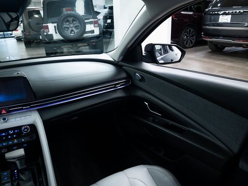 Used 2021 Hyundai Elantra Limited image 11