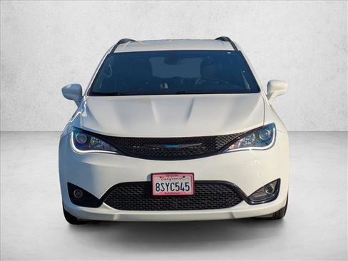 Used 2020 Chrysler Pacifica Touring-L w/ S Appearance Package image 3