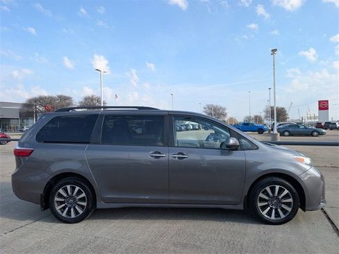 Used 2020 Toyota Sienna XLE Premium image 3