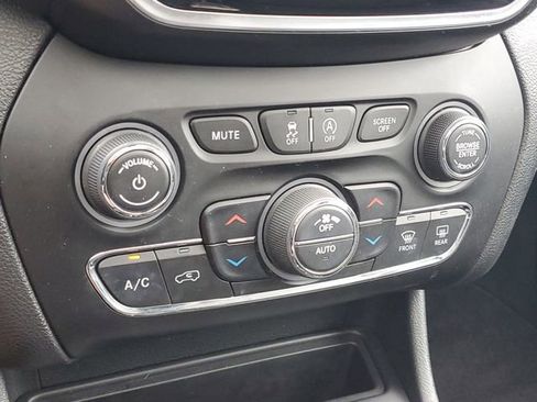 Used 2022 Jeep Cherokee Limited AWD/4WD image 28
