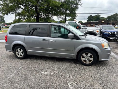 Used 2013 Dodge Grand Caravan SXT FWD image 2