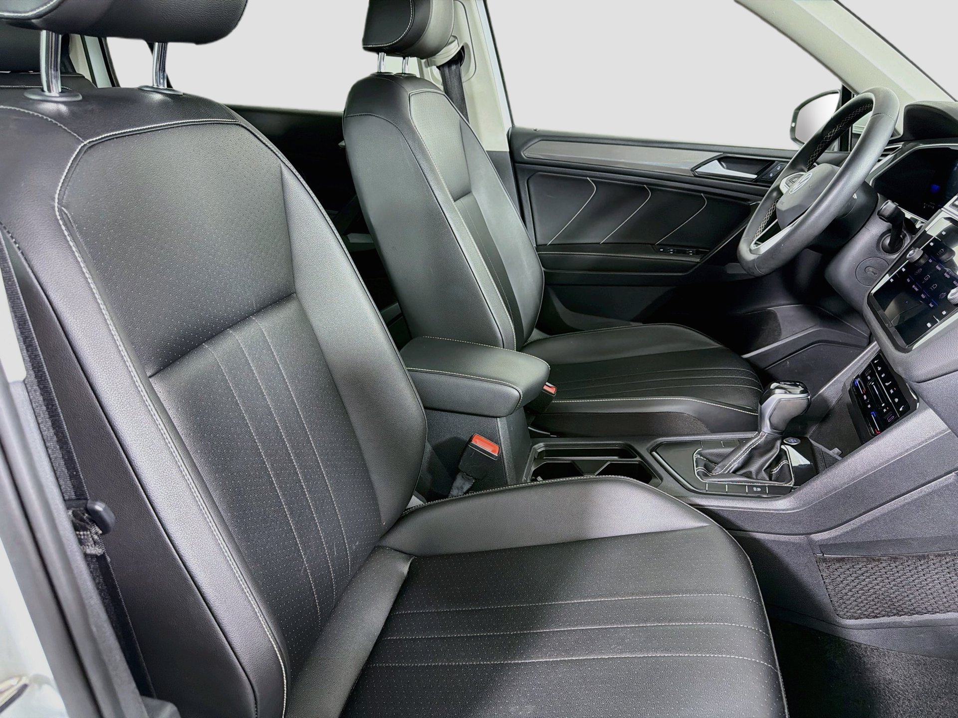 Used 2022 Volkswagen Tiguan SE w/ Panoramic Sunroof Package FWD image 29