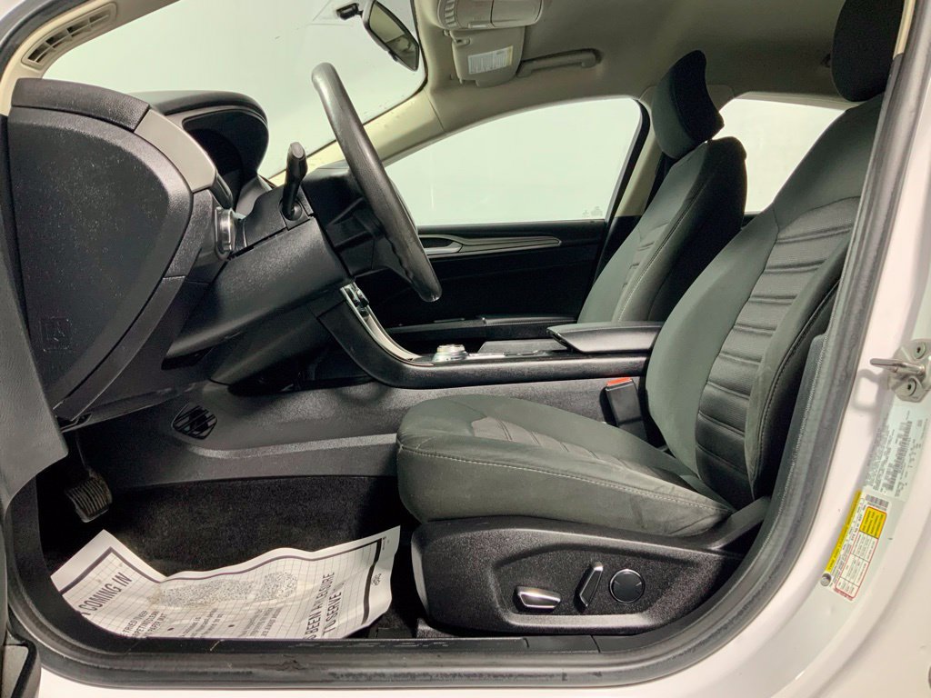 Used 2017 Ford Fusion SE FWD image 18