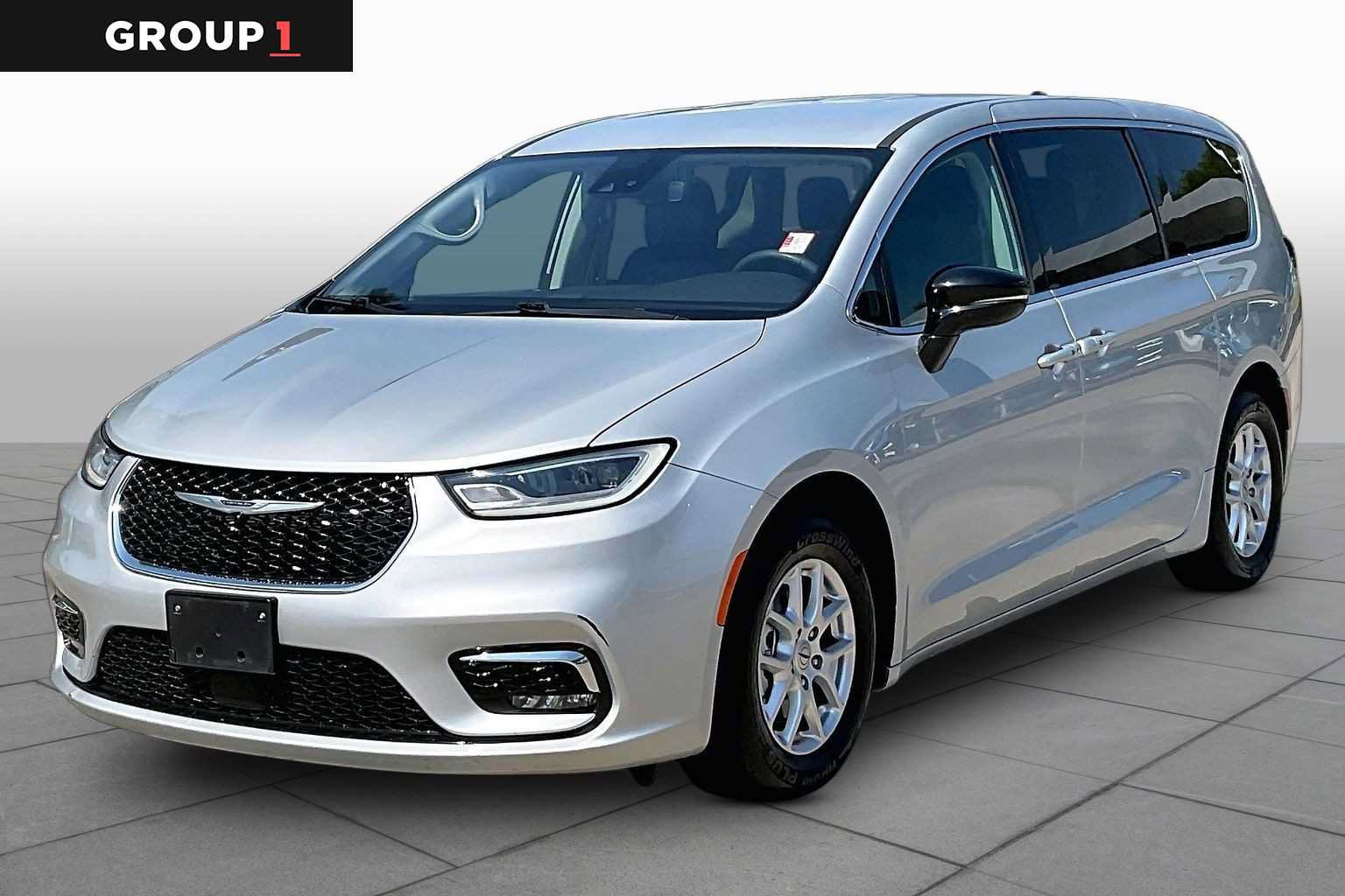 Used 2024 Chrysler Pacifica Touring-L FWD image 1