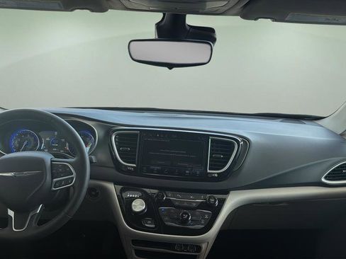 Used 2023 Chrysler Pacifica Touring-L FWD image 7