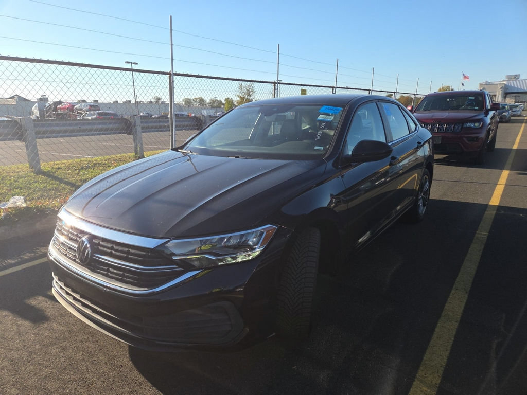 Used 2024 Volkswagen Jetta SE FWD image 2