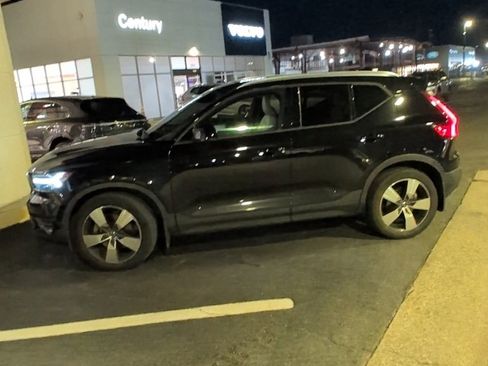 Used 2020 Volvo XC40 T5 Momentum w/ Protection Package Premier image 1