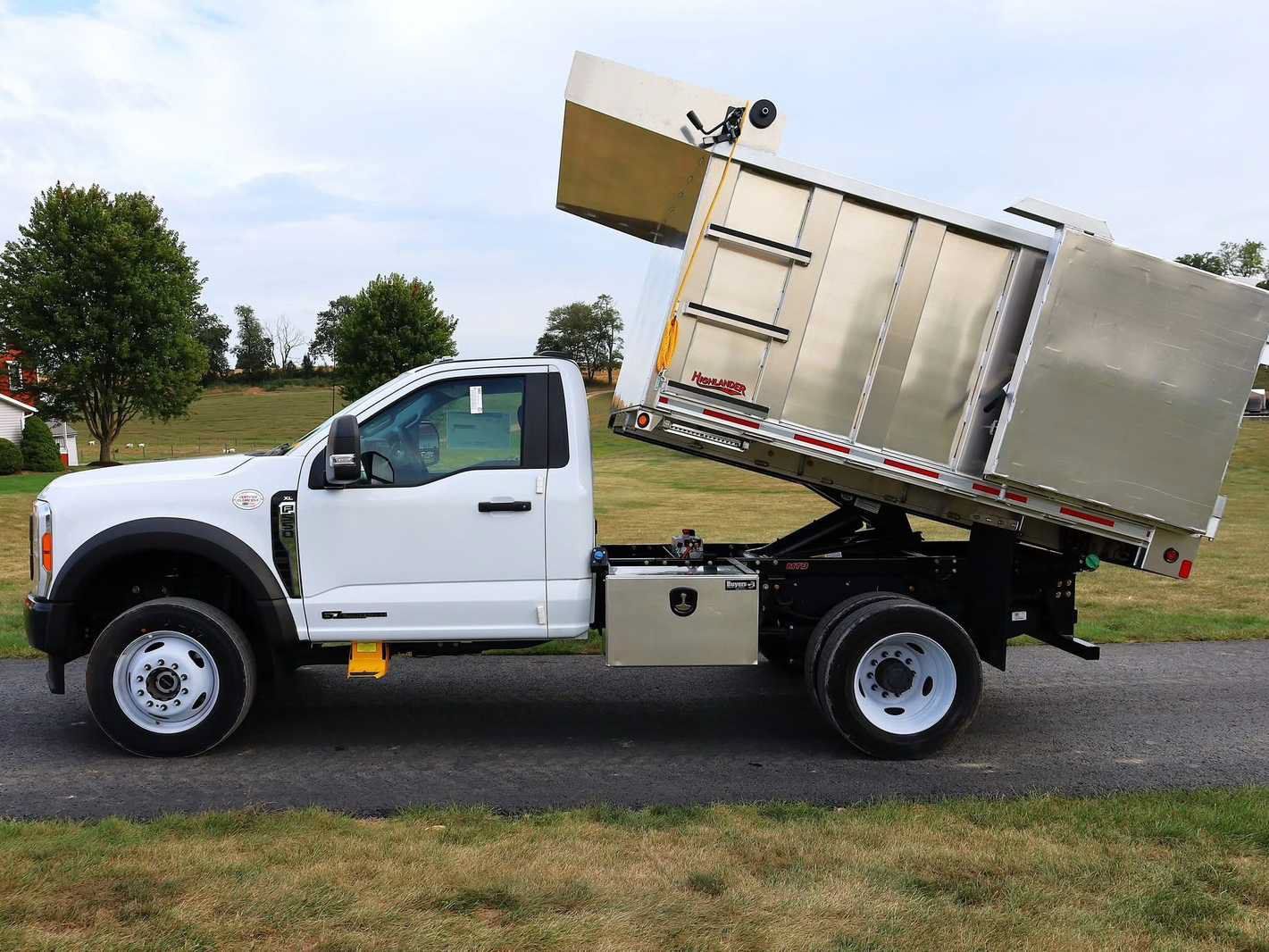 Used 2023 Ford F550 4x4 Regular Cab Super Duty image 13