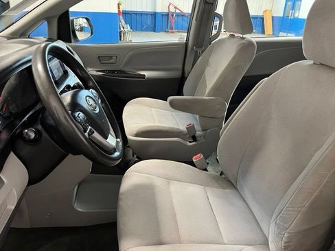 Used 2017 Toyota Sienna L FWD image 19