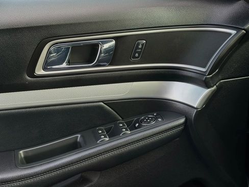 Used 2017 Ford Explorer XLT image 19