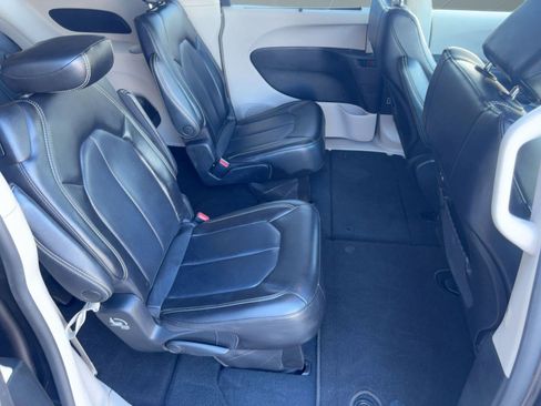 Used 2023 Chrysler Pacifica Touring-L image 28