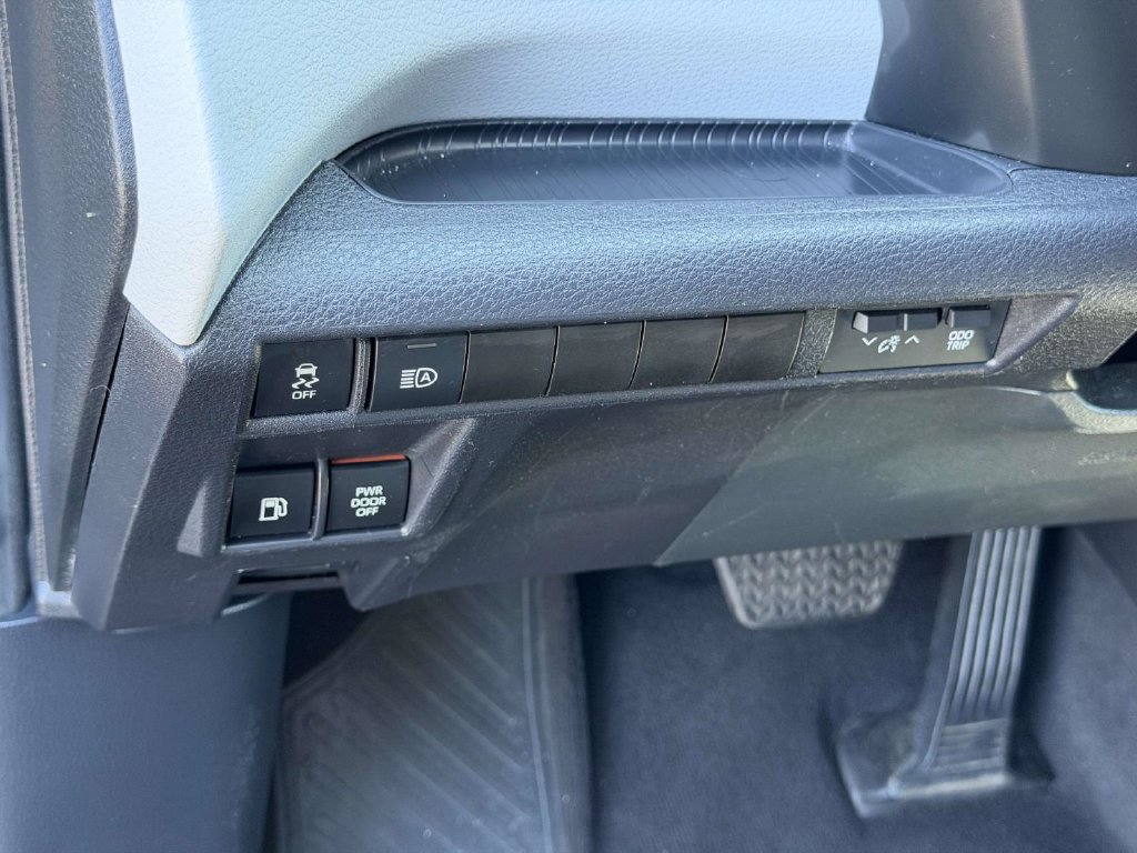 Used 2025 Toyota Sienna LE FWD image 19