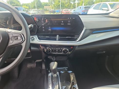 Used 2025 Chevrolet Trax LT FWD image 17