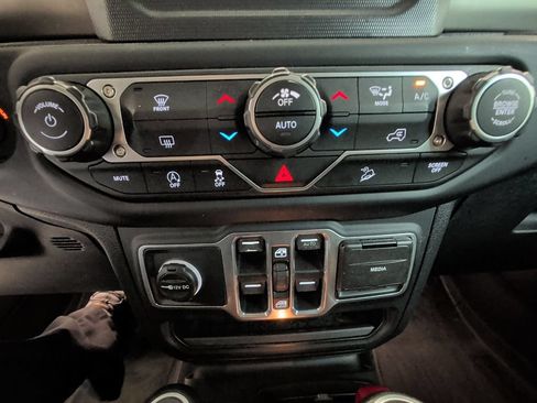 Used 2018 Jeep Wrangler Unlimited Sport S AWD/4WD image 22
